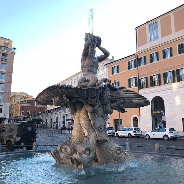 ローマ観光初日。歩いた、歩いた！ 石畳がでこぼこしているので、余計に足が疲れた感じです。歩き疲れたので、詳細は後ほど(^｡^)バルベリー広場の噴水。ここから活動をスタート！#ローマ #イタリア #バルベリーニ広場 #Roma #itary