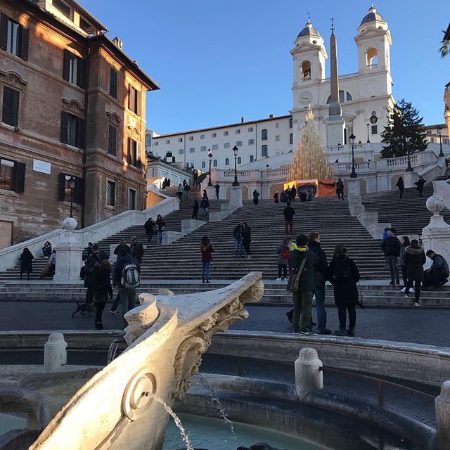 ローマ スペイン広場と舟の噴水から見上げた、トリニタ・ディ・モンティ教会#roma #itary #piazzadispagna #fontanadellabarcaccia  #trinitadeimonti